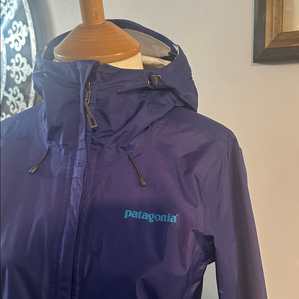 Patagonia Women’s Torrentshell Rain Jacket - Picture 4 of 10